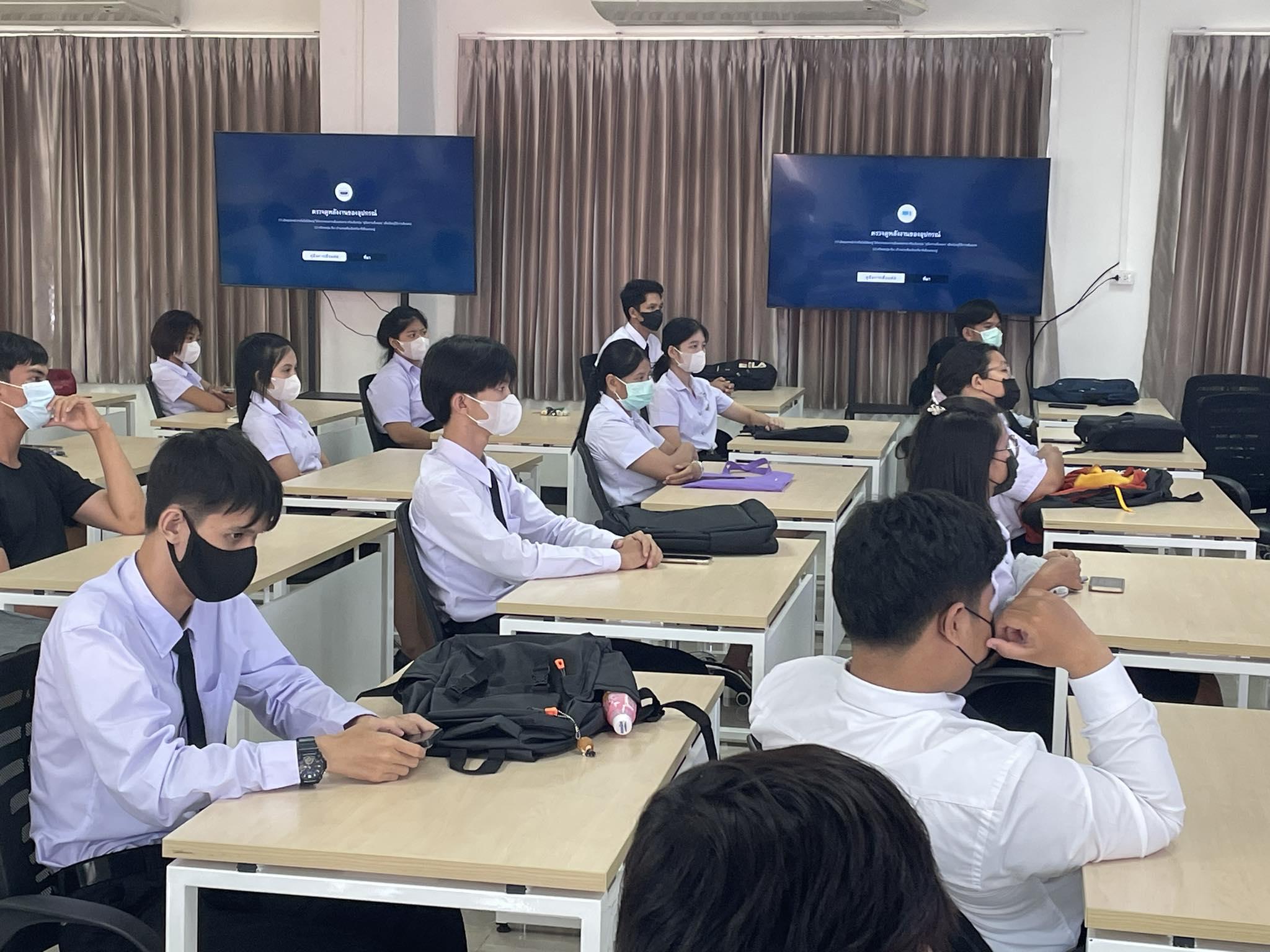 21. จัดกิจกรรมปฐมนิเทศ นักศึกษาชั้นปีที่ 1 โดยมี ดร.วิวัฒน์ ทวีทรัพย์ ประธานโปรแกรมวิชาคอมพิวเตอร์ กล่าวต้อนรับ พร้อมกับแนะนำคณาจารย์ และหลักสูตรการจัดการเรียนการสอนแก่นักศึกษา และนักศึกษายังได้เข้าพบอาจารย์ปรึกษาหมู่เรียน คือ ผศ.ศรินญาทหวาจ้อย ด้วย